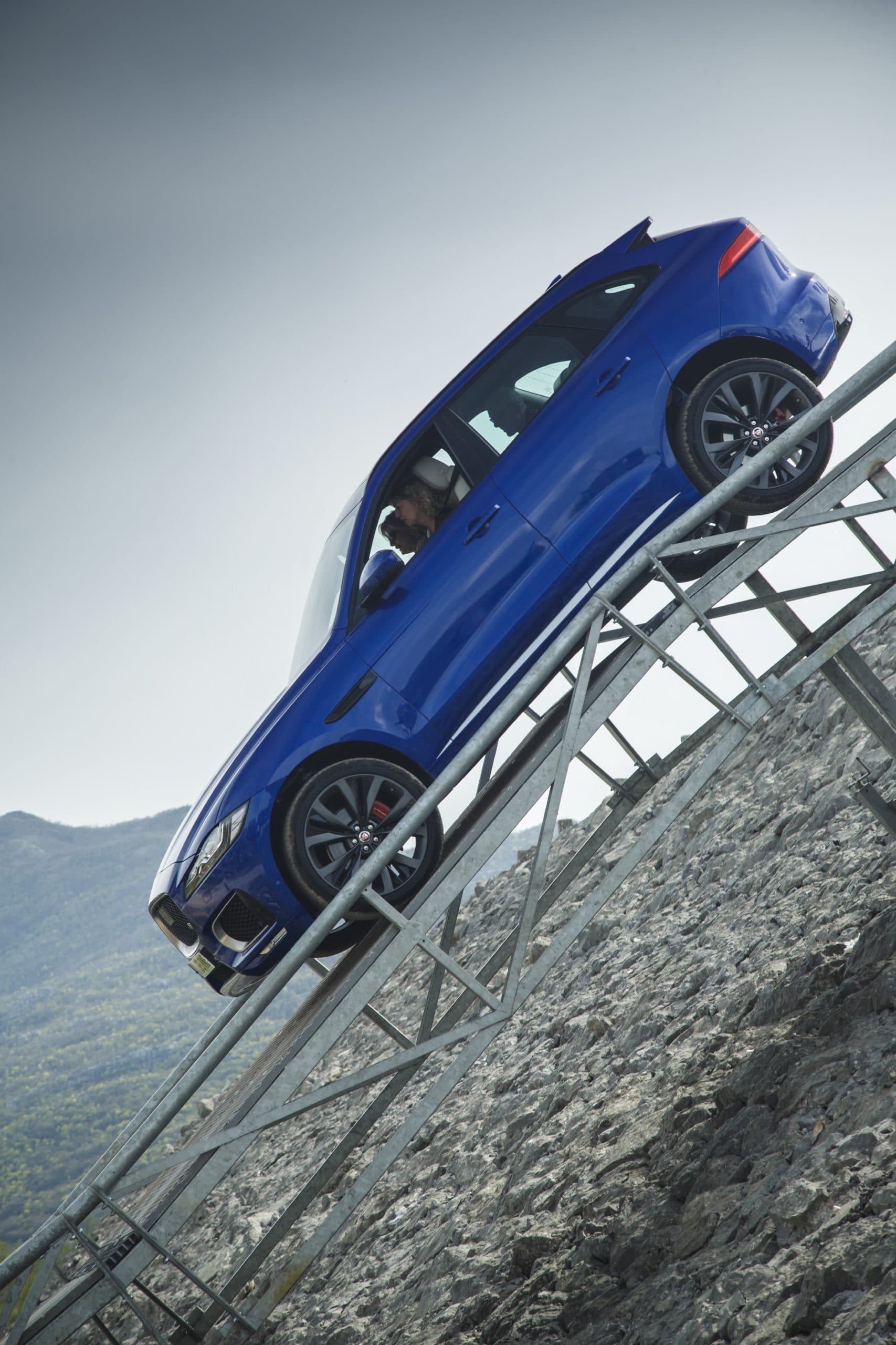 JAGUAR F-Pace 2.0L I4 T/C AWD Auto Portfolio 300PS