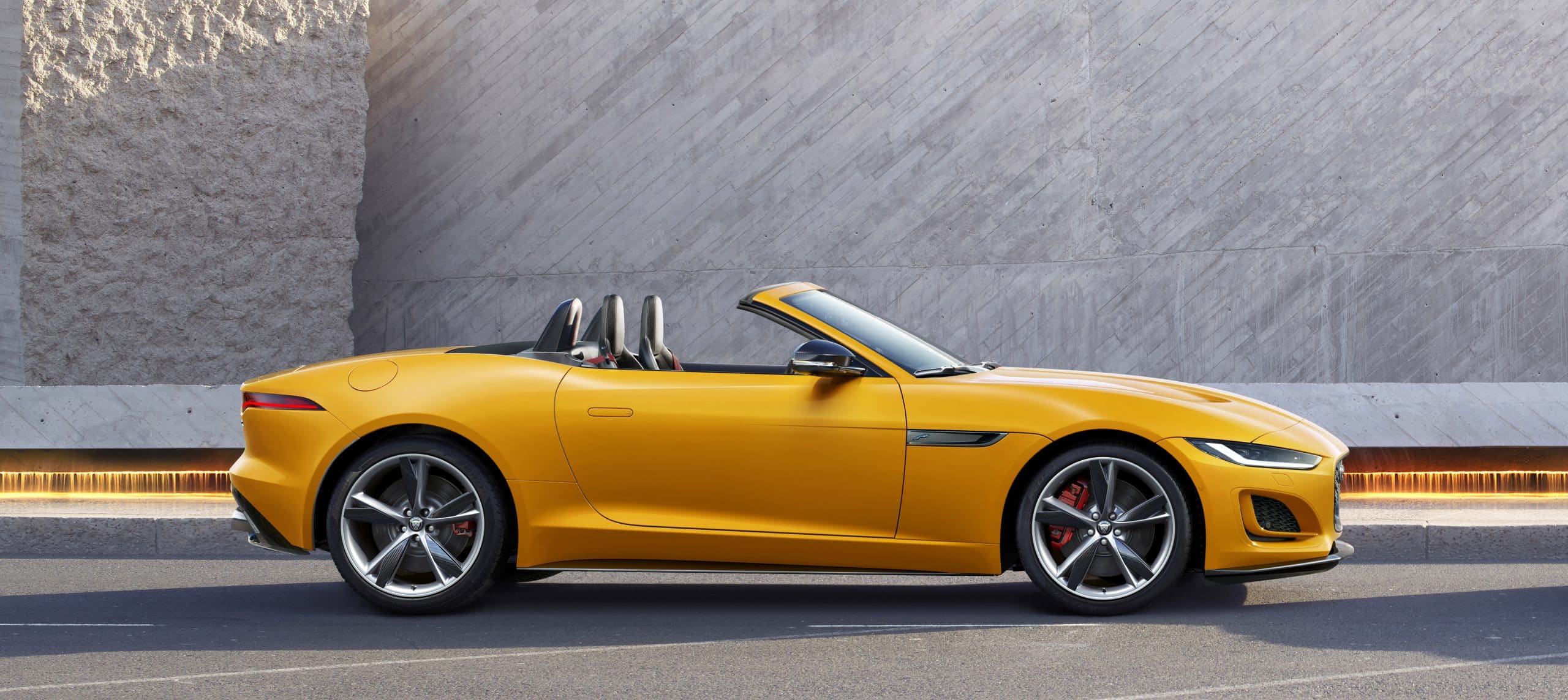 JAGUAR F-Type 2.0lP I4 300PS RWD Auto R-Dynamic Convertible