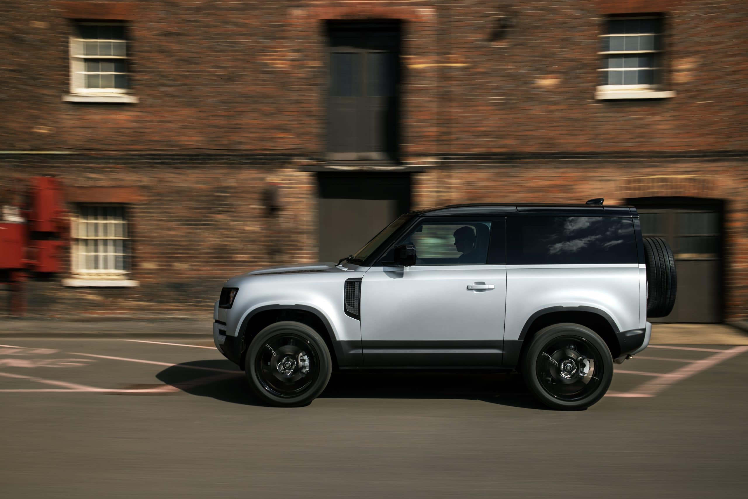 LAND ROVER Defender 110 2.0 AWD Auto 300PS