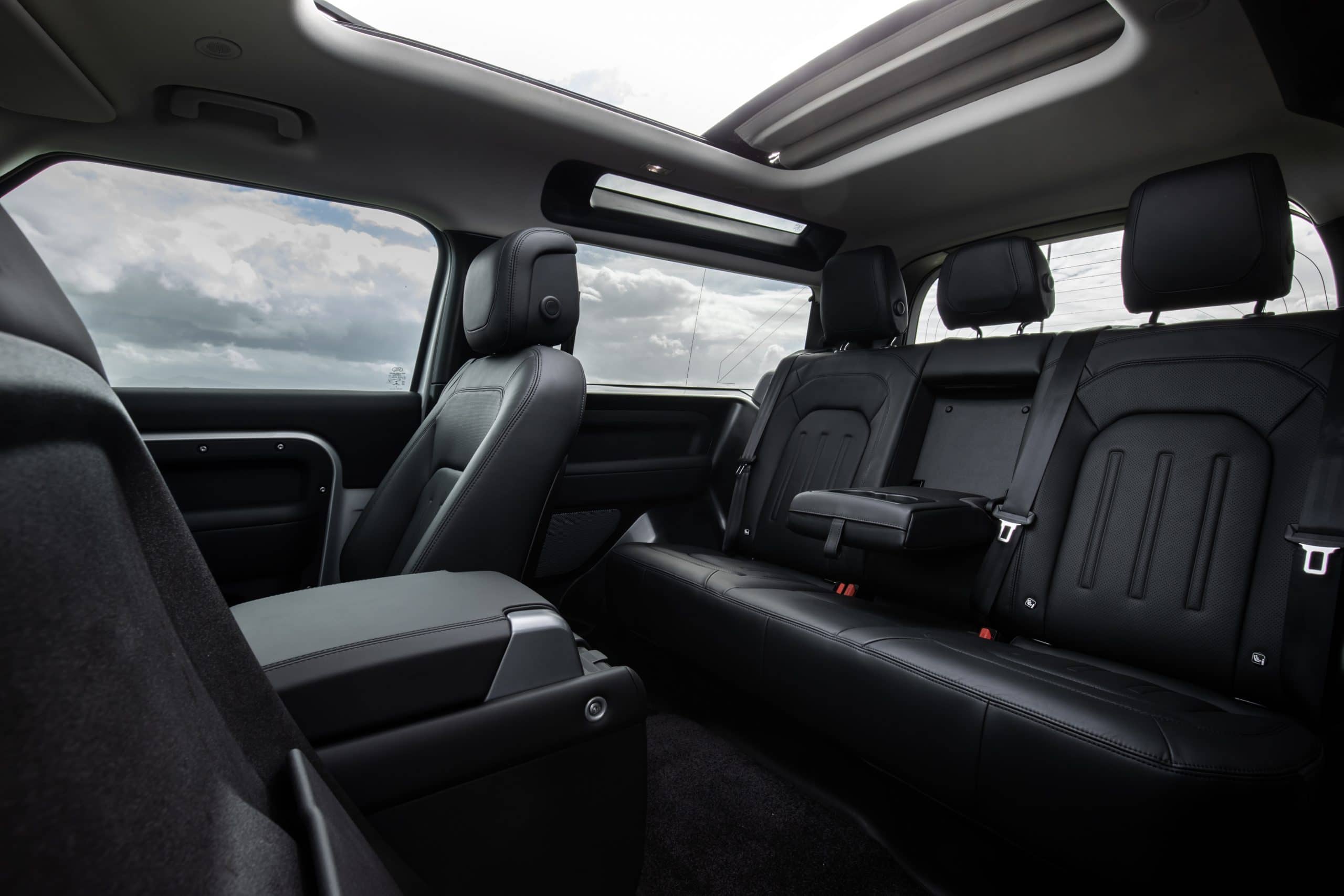 LAND ROVER Defender 110 2.0 AWD Auto 300PS