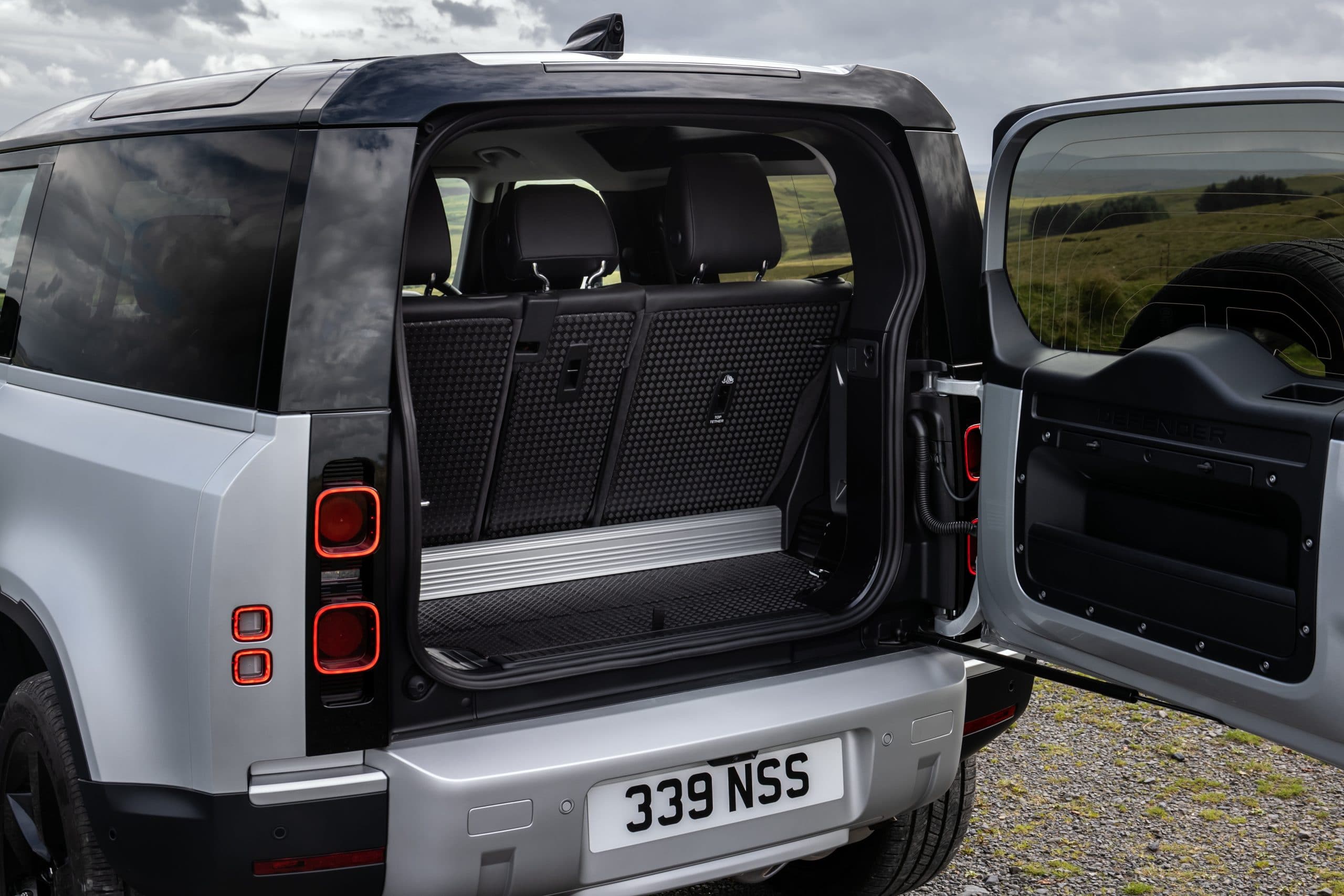 LAND ROVER Defender 110 2.0 AWD Auto 300PS