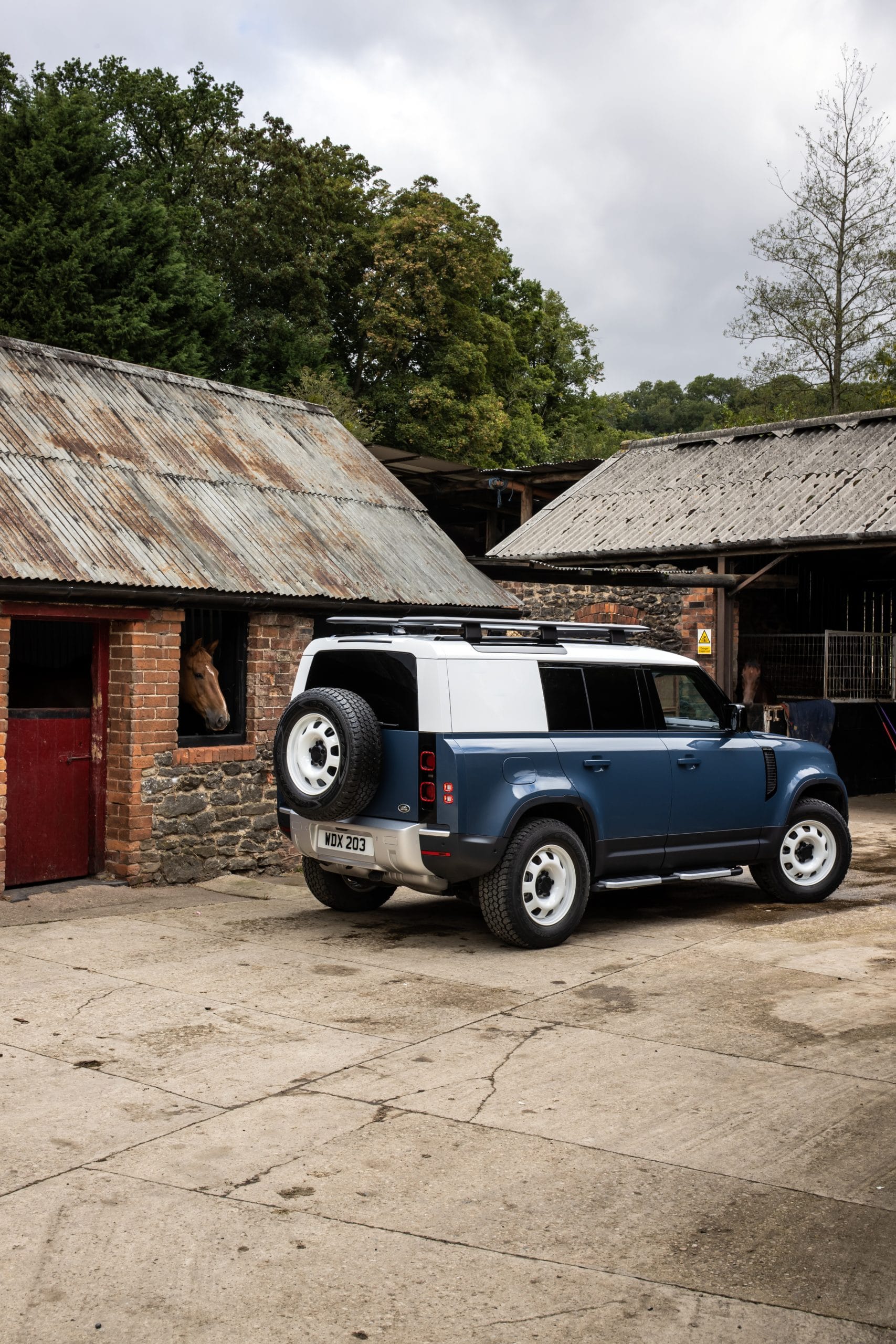 LAND ROVER Defender 110 2.0 AWD Auto 300PS