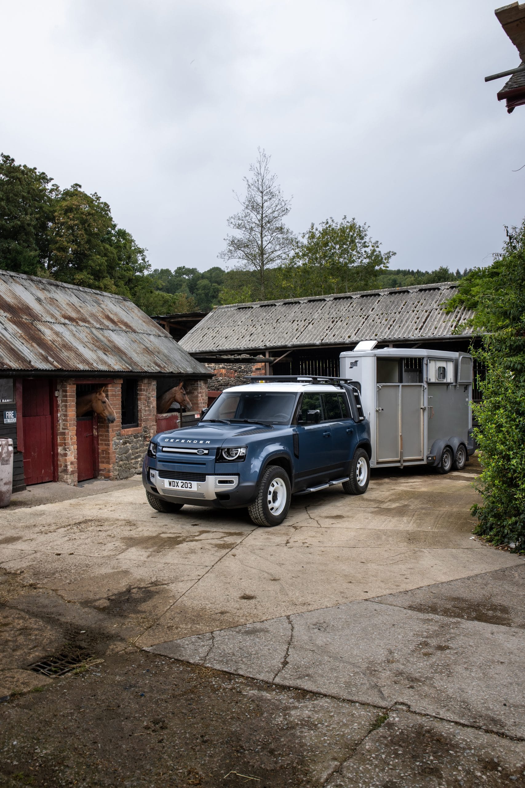 LAND ROVER Defender 110 2.0 AWD Auto 300PS