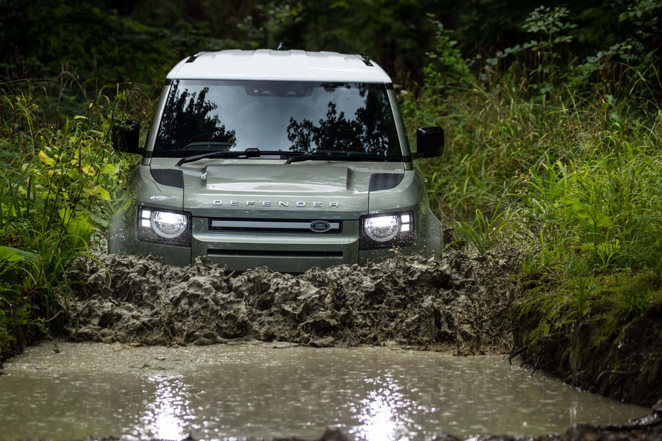 LAND ROVER Defender 110 2.0 AWD Auto 300PS