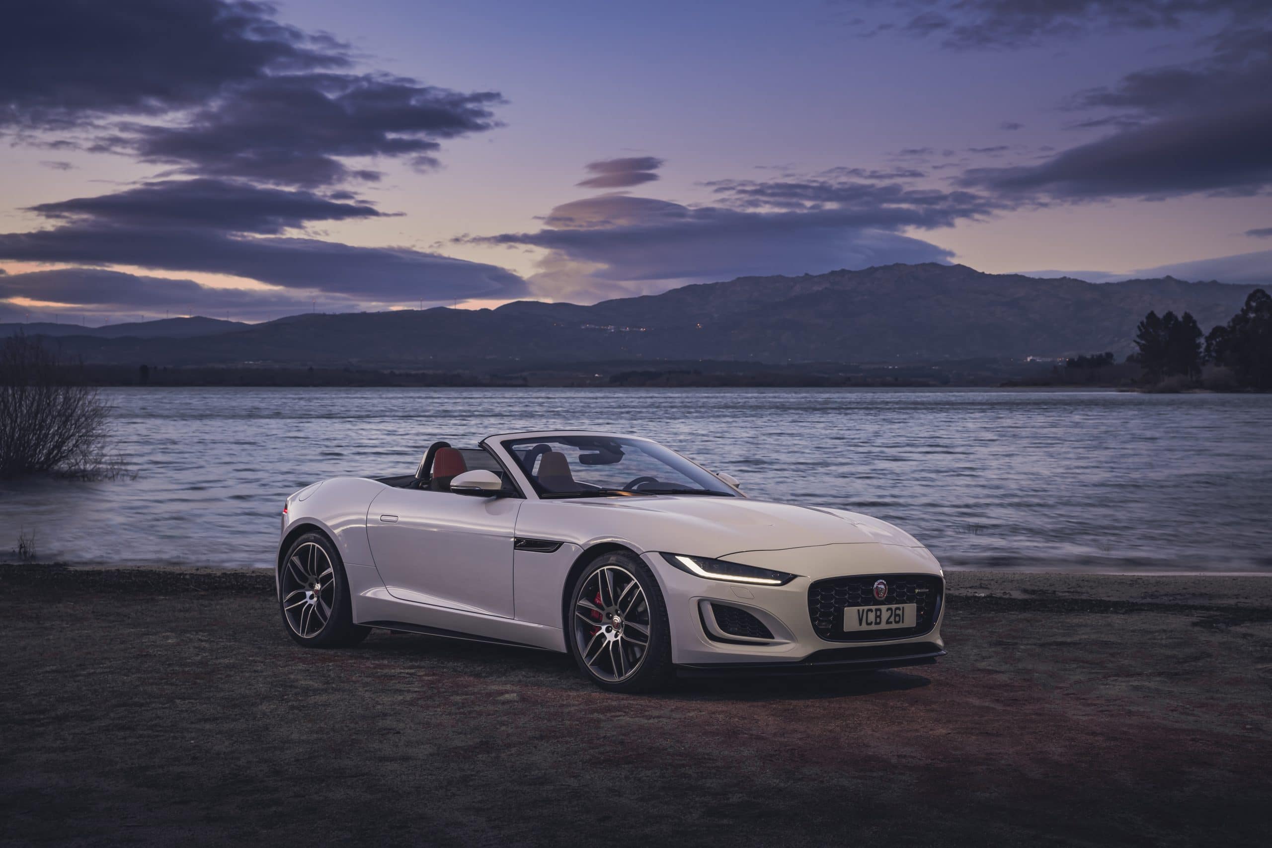 JAGUAR F-Type 2.0lP I4 300PS RWD Auto R-Dynamic Convertible